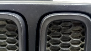 Решетка радиатора grill в сборе Jeep Renegade 15-18 черный, графит вставки, Trailhawk, побелел пластик, трещина, песок