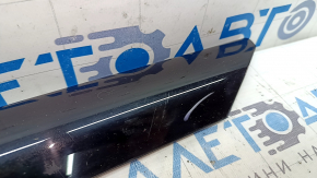 Накладка стойки лобового стекла правая Ford Bronco Sport 21-26 черный, глянец, царапины, отклеился уплотнитель, сломано крепление