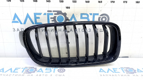 Решетка радиатора grill правая BMW 3 F30 4d 12-18 sport line, черный глянец, слом крепления обрамления