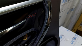 Обшивка двери карточка передняя левая в сборе BMW 3 F30 12-18 черная, подлокотник и вставка кожа черная, красная строчка, хром молдинг, накладка под темное дерево, с подсветкой, трещины на коже, вмяти