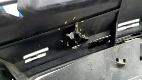 Решетка радиатора grill Audi Q8 19-23 серая с хромом без радара, с накладкой, трещины в креплениях, сломано крепление, песок