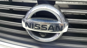 Решетка радиатора grill в сборе со значком Nissan Quest 12-14 с камерой и с молдингом, сломаны крепления, потерта, нет фрагмента, сломаны креления, полез хром