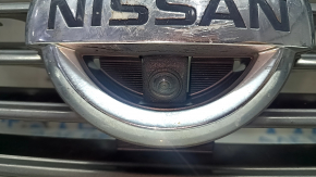 Решетка радиатора grill в сборе со значком Nissan Quest 12-14 с камерой и с молдингом, сломаны крепления, потерта, нет фрагмента, сломаны креления, полез хром