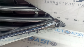 Решетка радиатора grill в сборе со значком Nissan Quest 12-14 с камерой и с молдингом, сломаны крепления, потерта, нет фрагмента, сломаны креления, полез хром