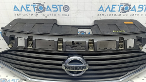 Решетка радиатора grill в сборе со значком Nissan Quest 12-14 с камерой и с молдингом, сломаны крепления, потерта, нет фрагмента, сломаны креления, полез хром