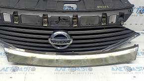 Решетка радиатора grill в сборе со значком Nissan Quest 12-14 с камерой и с молдингом, сломаны крепления, потерта, нет фрагмента, сломаны креления, полез хром