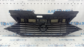 Решетка радиатора grill в сборе со значком Nissan Quest 12-14 с камерой и с молдингом, сломаны крепления, потерта, нет фрагмента, сломаны креления, полез хром