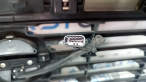 Решетка радиатора grill в сборе со значком Nissan Quest 12-14 с камерой и с молдингом, сломаны крепления, потерта, нет фрагмента, сломаны креления, полез хром