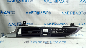 Gurile de aerisire centrale pentru panoul frontal al modelului Audi A6 C7 16-18 sunt negre, cu ornamente cromate, denivelări pe crom, zgârieturi