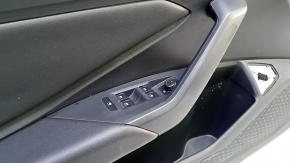 Panou ușă stânga față pentru VW Jetta 19-21, negru cu inserție din piele neagră, cotieră din piele, bandaj gri tip 2, cu comandă ridicare geam și buton închidere centralizată, zgârieturi