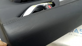 Обшивка двери карточка задняя левая Mazda CX-5 17-23 с черной вставкой кожа, подлокотник кожа черный, молдинг под темное дерево, с ручкой, царапины, потертости