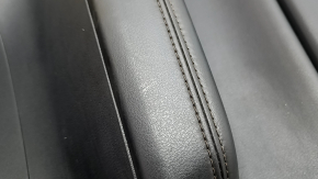 Обшивка двери карточка задняя левая Mazda CX-5 17-23 с черной вставкой кожа, подлокотник кожа черный, молдинг под темное дерево, с ручкой, царапины, потертости