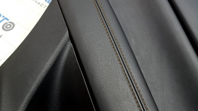 Обшивка двери карточка задняя левая Mazda CX-5 17-23 с черной вставкой кожа, подлокотник кожа черный, молдинг под темное дерево, с ручкой, царапины, потертости
