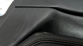 Обшивка двери карточка передняя правая Mazda CX-5 17-23 BOSE, с черной вставкой кожа, подлокотник кожа черный, молдинг под темное дерево, с ручкой, царапины, вмятина