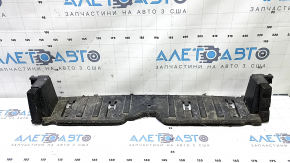 Deflectorul inferior al radiatorului de la Toyota Prius V 15-17 este apăsat, elementele de fixare sunt rupte