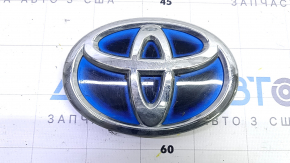 Эмблема значок Toyota переднего бампера Toyota Prius V 12-17 песок