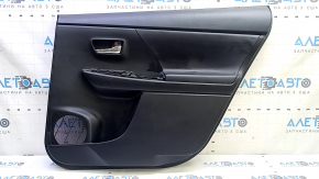 Обшивка двери карточка задняя правая Toyota Prius V 15-17 черная, вставка кожа черная, с ручкой, царапины