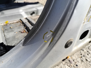 Stâlpul central stânga al unui Jeep Renegade 15-23 pe caroserie, zgârietură