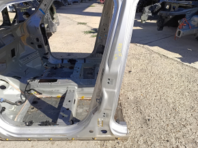 Stâlpul central stânga al unui Jeep Renegade 15-23 pe caroserie, zgârietură