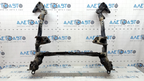 Cadrul frontal al modelului Audi A6 C7 12-18 este ruginit, iar suportul brațului de control stâng este îndoit.