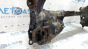 Cadrul frontal al modelului Audi A6 C7 12-18 este ruginit, iar suportul brațului de control stâng este îndoit.