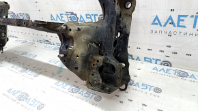 Cadrul frontal al modelului Audi A6 C7 12-18 este ruginit, iar suportul brațului de control stâng este îndoit.