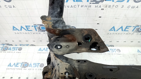 Cadrul frontal al modelului Audi A6 C7 12-18 este ruginit, iar suportul brațului de control stâng este îndoit.