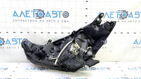 Фара передняя правая Toyota Prius V 15-17 рест LED, повреждения водой, повреждено хром обрамление
