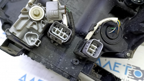 Фара передняя правая Toyota Prius V 15-17 рест LED, повреждения водой, повреждено хром обрамление
