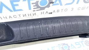 Накладка проема багажника Toyota Prius V 15-17 черная, царапины