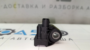 Senzorul airbagului din stâlpul central dreapta de la un Kia Forte fabricat în 19-22 are un suport defect.