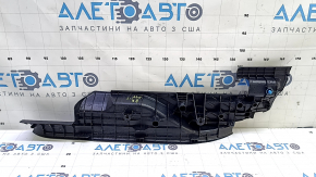 Накладка порога задняя правая внутренняя Toyota Prius V 15-17 черная, царапины