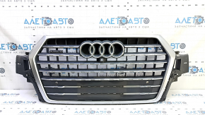Решетка радиатора grill в сборе Audi Q7 16-19 серая, под парктроники, под камеру, с эмблемами, песок, треснут хром