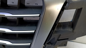 Решетка радиатора grill в сборе Audi Q7 16-19 серая, под парктроники, под камеру, с эмблемами, песок, треснут хром
