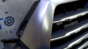 Решетка радиатора grill в сборе Audi Q7 16-19 серая, под парктроники, под камеру, с эмблемами, песок, треснут хром