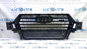 Решетка радиатора grill в сборе Audi Q7 16-19 серая, под парктроники, под камеру, с эмблемами, песок, треснут хром