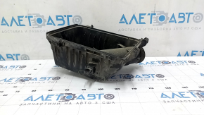 Capacul inferior al carcasei filtrului de aer Toyota Camry v40 de 2,4" este crăpat