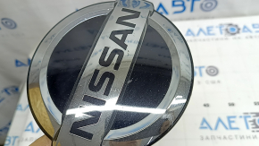 Эмблема решетки радиатора grill Nissan Rogue 21-23 царапины