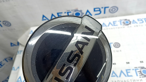 Эмблема решетки радиатора grill Nissan Rogue 21-23 царапины