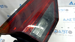 Фонарь внутренний дверь багажника левый Nissan Rogue 21-26 галоген + LED, царапины, в клее