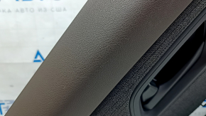 Обшивка двери карточка задняя левая Nissan Rogue 21-22 черная без шторки S с серой вставкой ткань, подлокотник кожа, коричневый верх, с ручкой, царапины