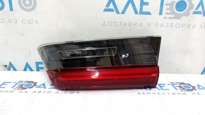 Stopul interior dreapta al unui BMW 3 G20 19-21 este uzat și zgâriat.