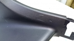 Обшивка двери багажника центральная Toyota Prius 50 16-22 черная под дворник, царапины