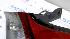 Фонарь верхний крыло левый Toyota Prius 50 19-22 отсутствует фишка, скол