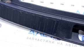 Накладка проема багажника Toyota Prius 50 16-22 черная, затерта