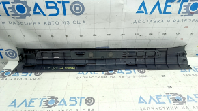 Накладка порога передняя левая Lexus NX200t NX300 NX300h 15-21 черная, хром, царапины на хроме, сломано крепление