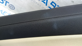 Обшивка двери карточка задняя левая BMW X5 G05 19-23 кожа schwarz/Canberra-Beige без шторки, вставка под дерево Fineline Stripe, подлокотник кожа бежевая, с ручкой и накладками, с подсветкой, царапины