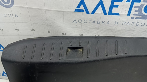 Накладка проема багажника Lincoln MKZ 13-20 черная, затерта, царапины, сломаны крепления