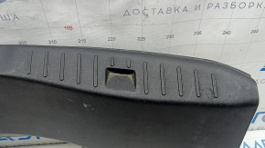 Накладка проема багажника Lincoln MKZ 13-20 черная, затерта, царапины, сломаны крепления