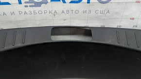 Накладка проема багажника Lincoln MKZ 13-20 черная, затерта, царапины, сломаны крепления